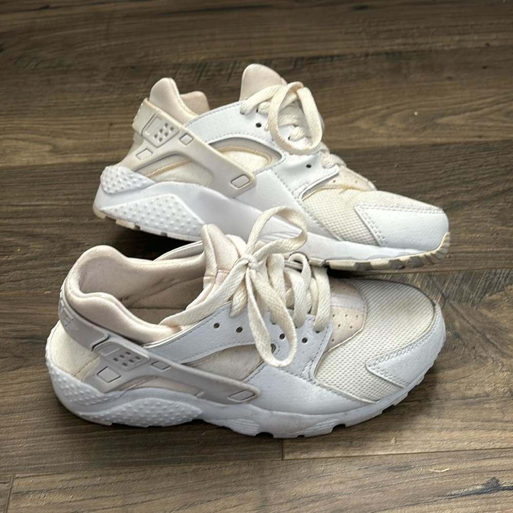 White Nike Huraches